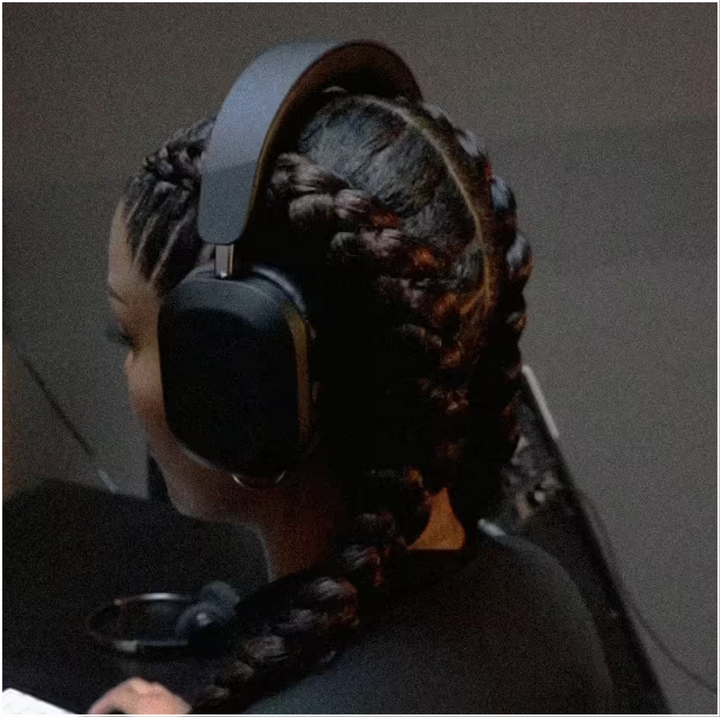 Mondo by Defunc over-ear headphones black, ear cup and headband detail